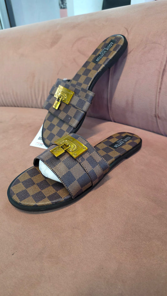 Sandales Motif Damier avec Boucle Dorée